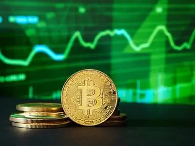 بیت‌کوین در مسیر صعود تاریخی؟ گمانه‌زنی‌ها درباره هدف ۱۴۰ هزار دلاری