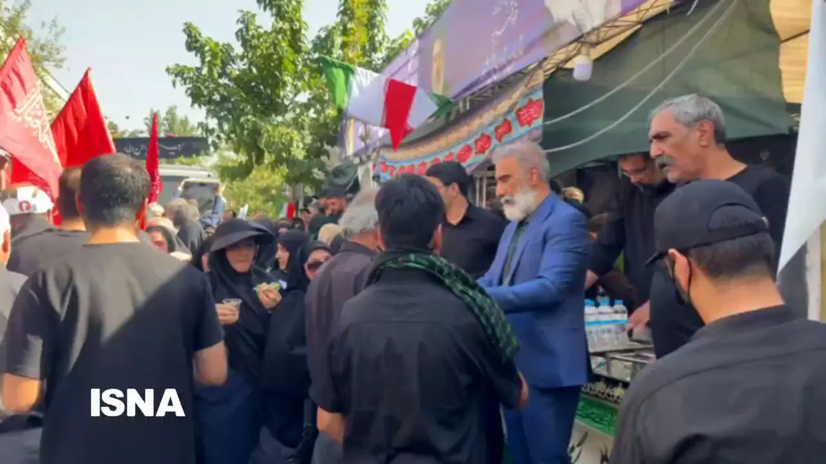 خدمتگزاری موکب‌ها به زائران در نزدیکی مترو مفتح + فیلم