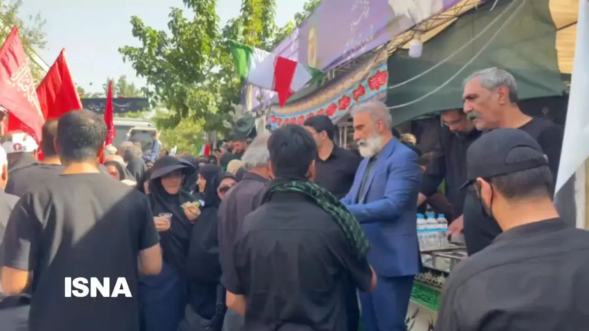خدمتگزاری موکب‌ها به زائران در نزدیکی مترو مفتح + فیلم