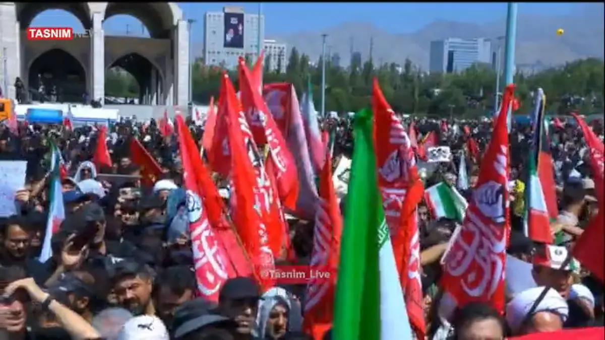 لحظاتی از نوحه‌خوانی امیر عباسی در مراسم وداع مردم عزادار با «آقای شهید ایران» در مصلی امام خمینی(ره) + فیلم