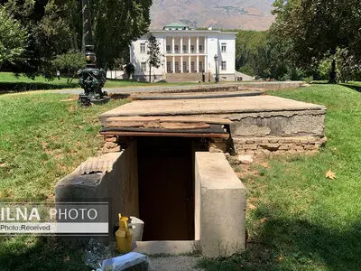به‌جای حوض؛ نگرانِ دیوار موزه امیدوار و ساختمان قجری مجاور موزه سلاح باشید
