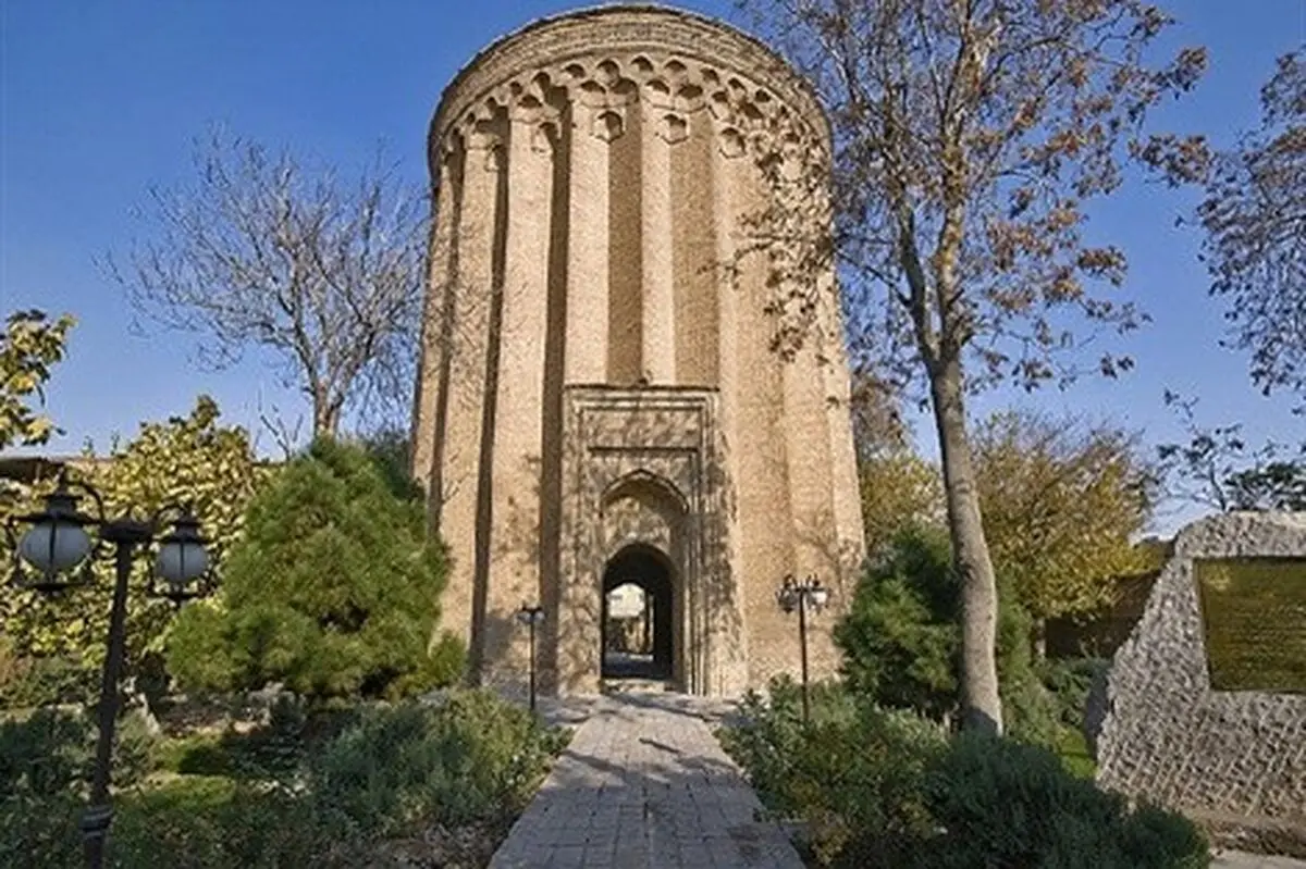 خاموشی برج‌های تاریخی تهران در شب رحلت امام خمینی 