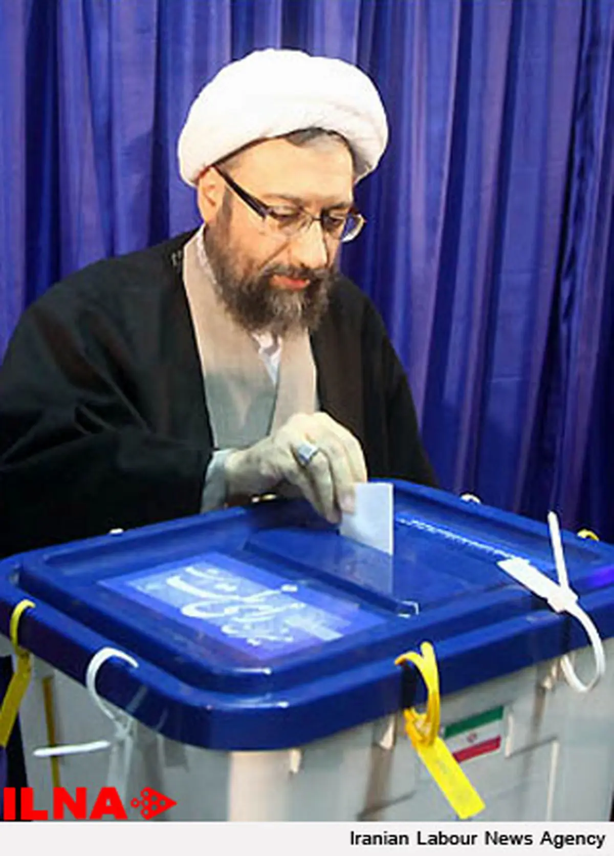 آیت الله آملی لاریجانی رای خود را به صندوق انداخت