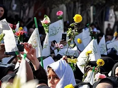 بانوان مشهدی حرم امام رضا (ع) را گلباران کردند