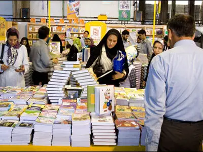 شهرکردی‌ها ۹۰۰ میلیون تومان کتاب خریدند/ عرضه بیش از ۴۵ هزار کتاب در نمایشگاه لرستان