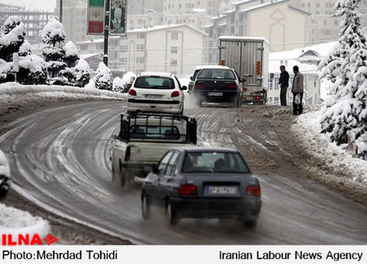 بارش برف و باران در محورهای مواصلاتی ۱۲ استان کشور/ترافیک سنگین در آزادراه قزوین_کرج