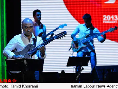 لحظه در رفتن سیم گیتار وسط کنسرت محسن یگانه + فیلم