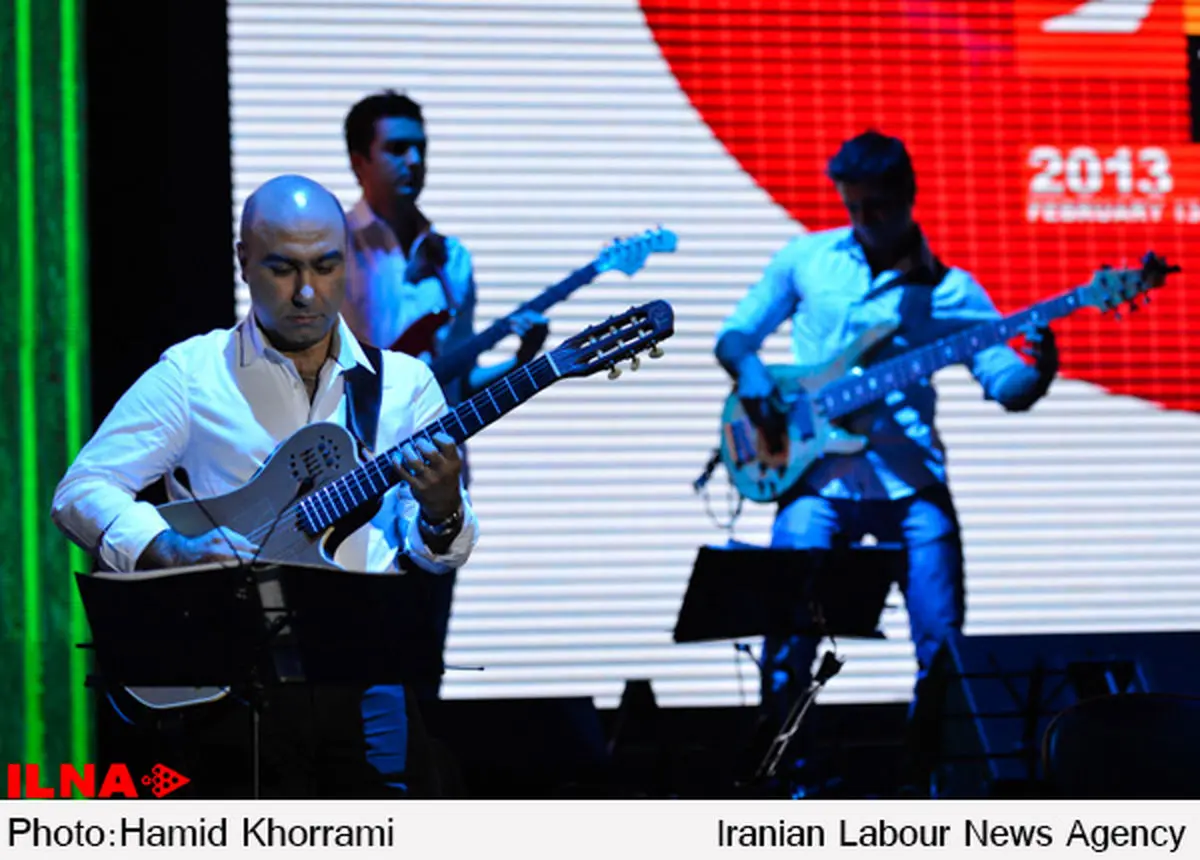 لحظه در رفتن سیم گیتار وسط کنسرت محسن یگانه + فیلم