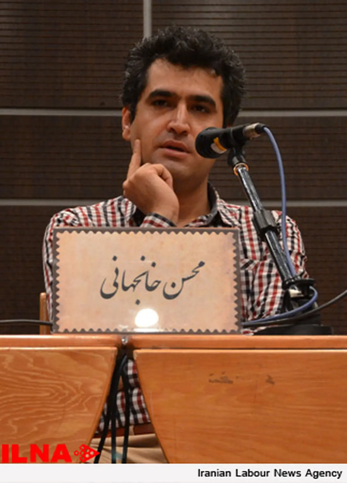 خان جهانی‌: سیاست از بیرون بزرگ است