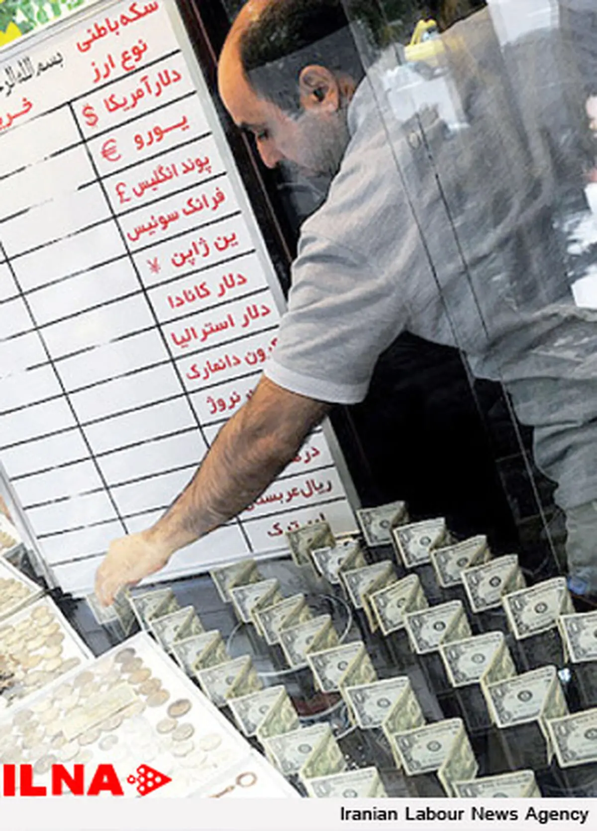 اختلاف ۳۰۰ تا ۴۰۰ تومانی نرخ دلار در بازار بین بانکی و رسمی
