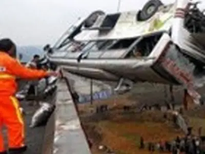 سرعت غیرمجاز و بی احتیاطی راننده علت واژگونی اتوبوس راهیان نور