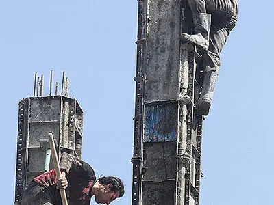 افزایش دو برابری بیمه کارگران ساختمانی، عادلانه نیست/طرح پیشنهادی نمایندگان، مغایر با اصل ۲۹ قانون اساسی است