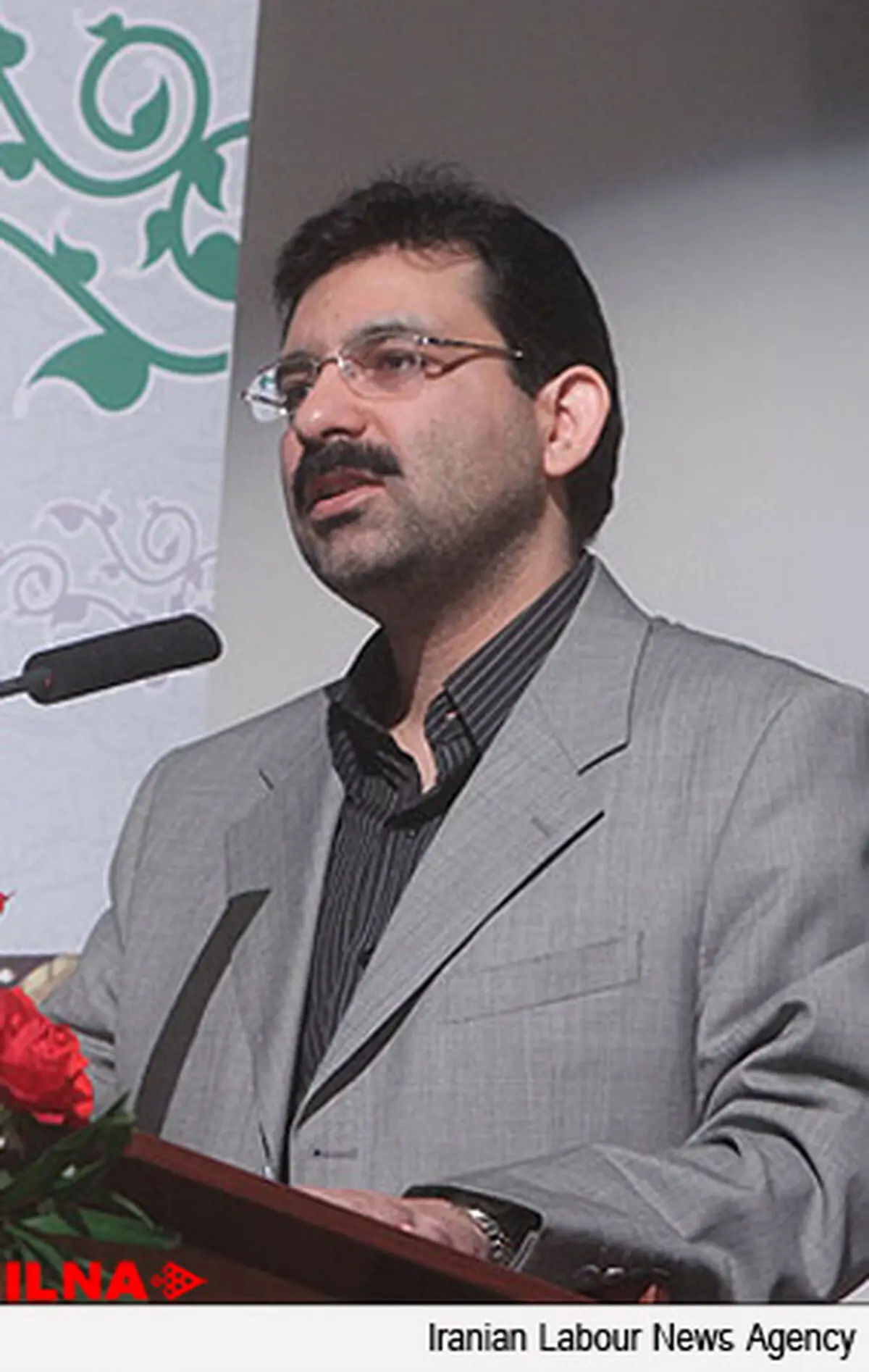 تاسف می‌خورم که برخی از روستاها پل ندارند