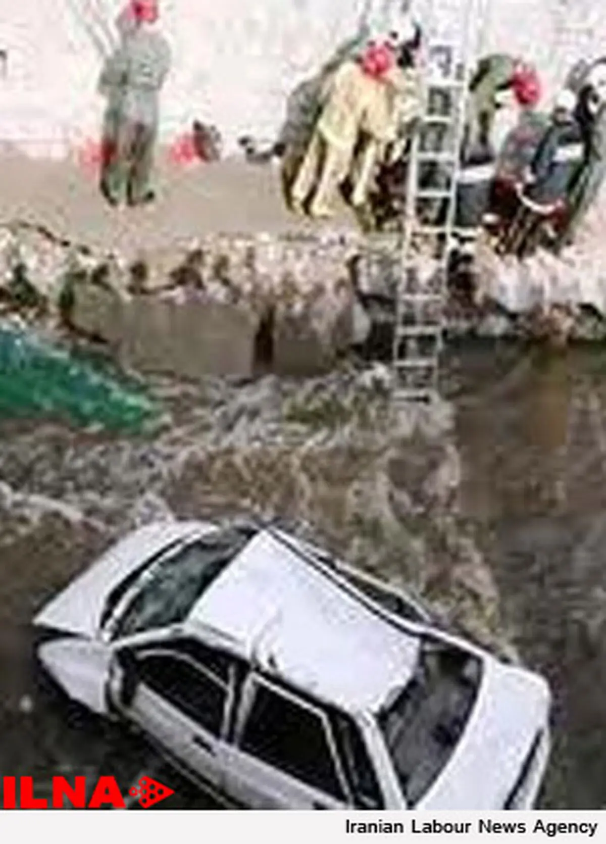سقوط خودروی پراید به دره در جاده لشكرك