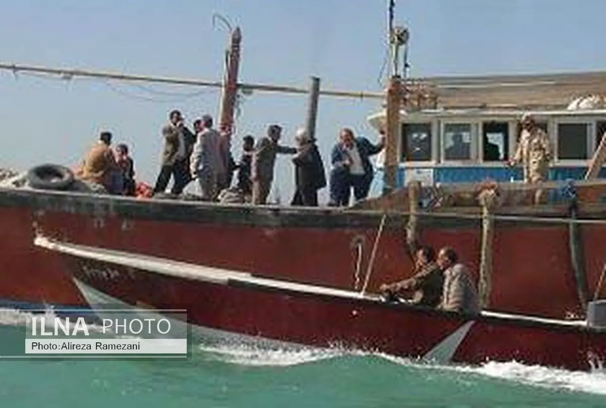 نجات 60 سرنشین یک شناور مسافری در آب‌های قشم