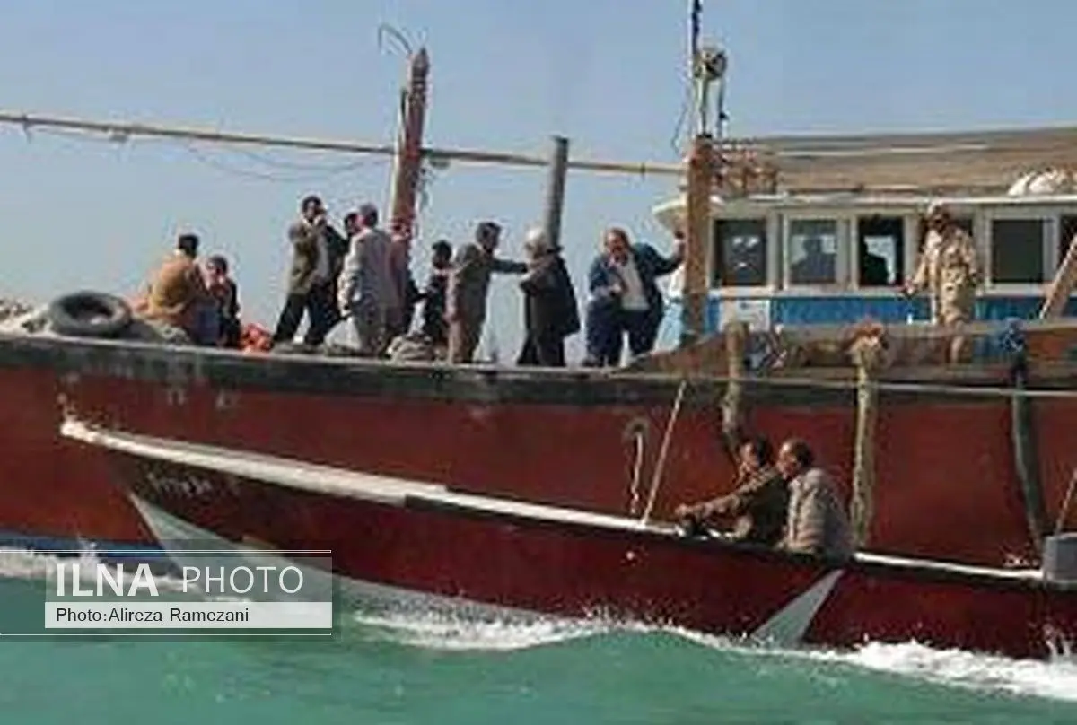 نجات 60 سرنشین یک شناور مسافری در آب‌های قشم