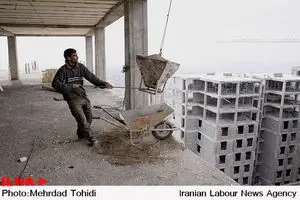 مشکلات کارگران ساختمانی را حل کنید/ با جیب‌های خالی پای سازندگی و تولید ایستاده‌ایم