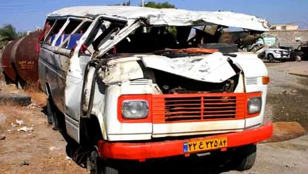 تصادف مینی‌بوس و اتوبوس یک کشته و ۱۸ زخمی برجا گذاشت