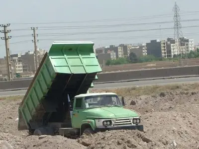 ممانعت پلیس راه از تردد خودروهای حامل نخاله بدون مجوز / خاطیان به مراجع قضائی معرفی می شوند