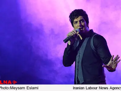اشک‌های فرزاد فرزین در کنسرتش به یاد علی انصاریان (ویدیو)