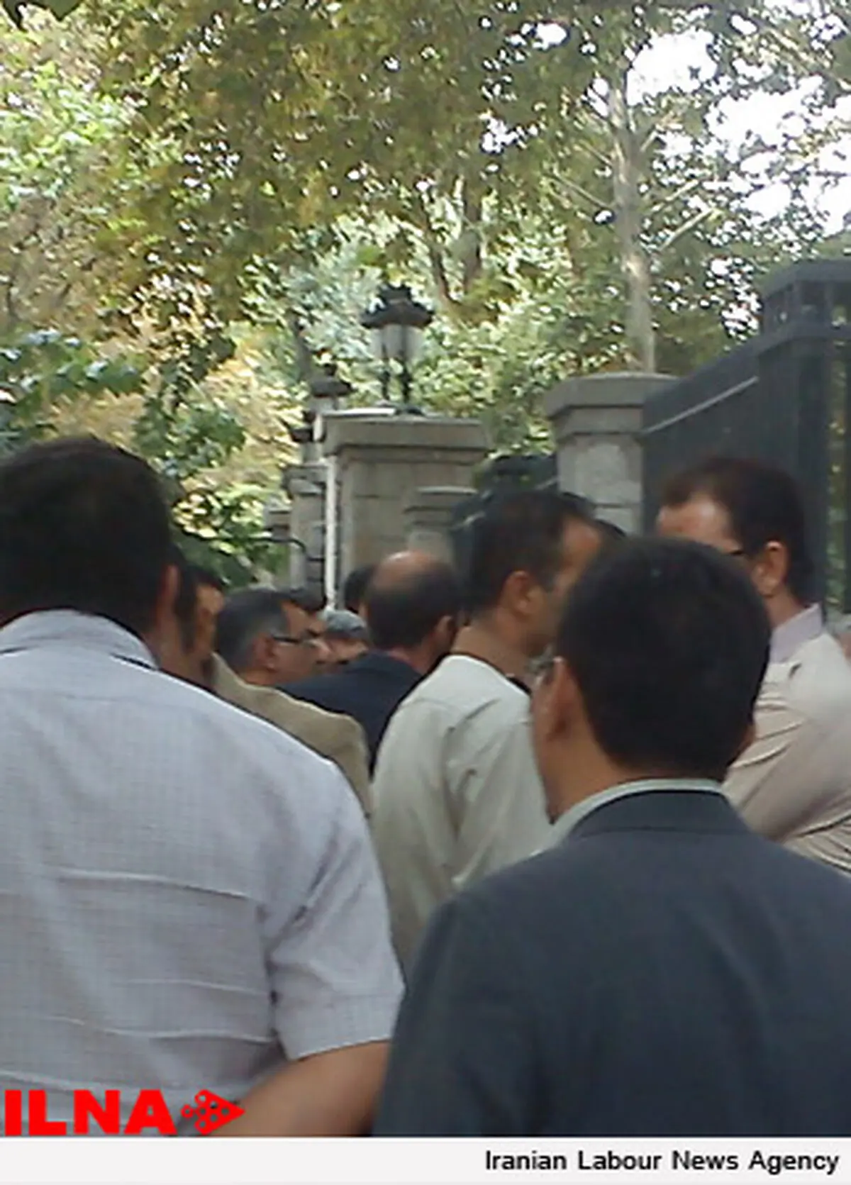 تجمع اعتراض‌آمیز رانندگان شركت واحد در مقابل ساختمان شورای شهر