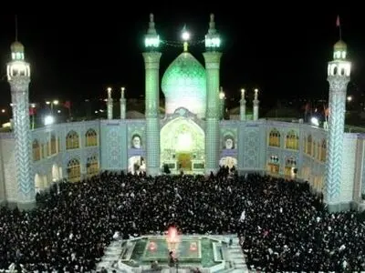 صحن امامزاده هلال بن علی میعادگان عزاداران آران و بیدگل در محرم