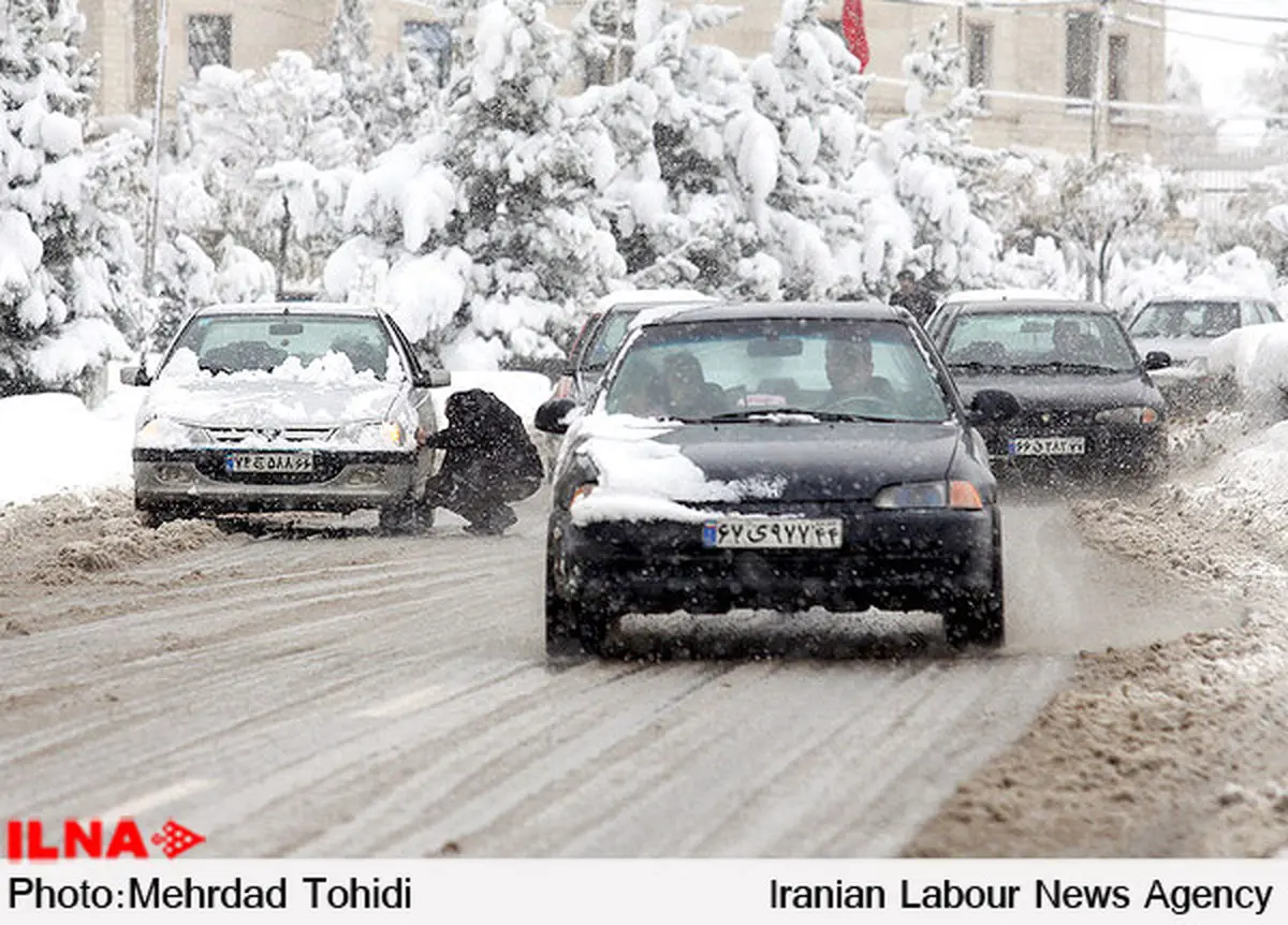 بارش‌باران و برف در محورهای کوهستانی استان تهران/ لغزندگی جاده‌ها و هشدار به رانندگان