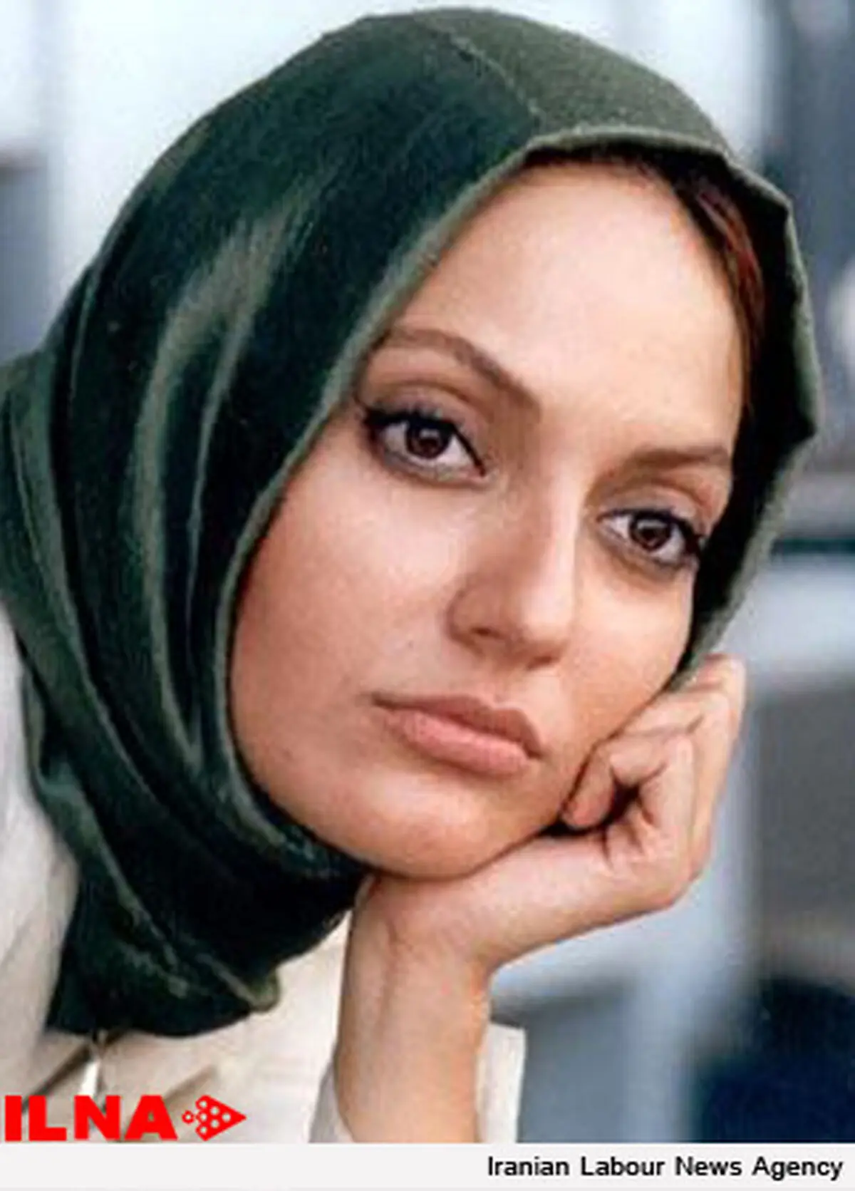 بازیگر زن و فرزندش میان حلقه توله سگ‌ها(عکس)