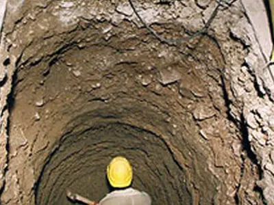 برق جان کارگری را در عمق ۱۳متری زمین گرفت