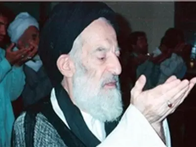 آیت‌الله شبیری‌زنجانی بر پیکر مرحوم آیت‌الله صانعی نماز می‌خواند