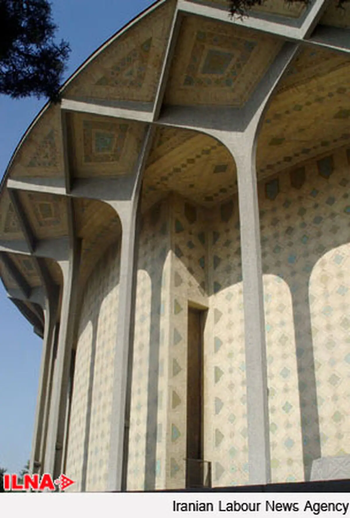فقط یک نمایش در تئاترشهر به صحنه می‌رود