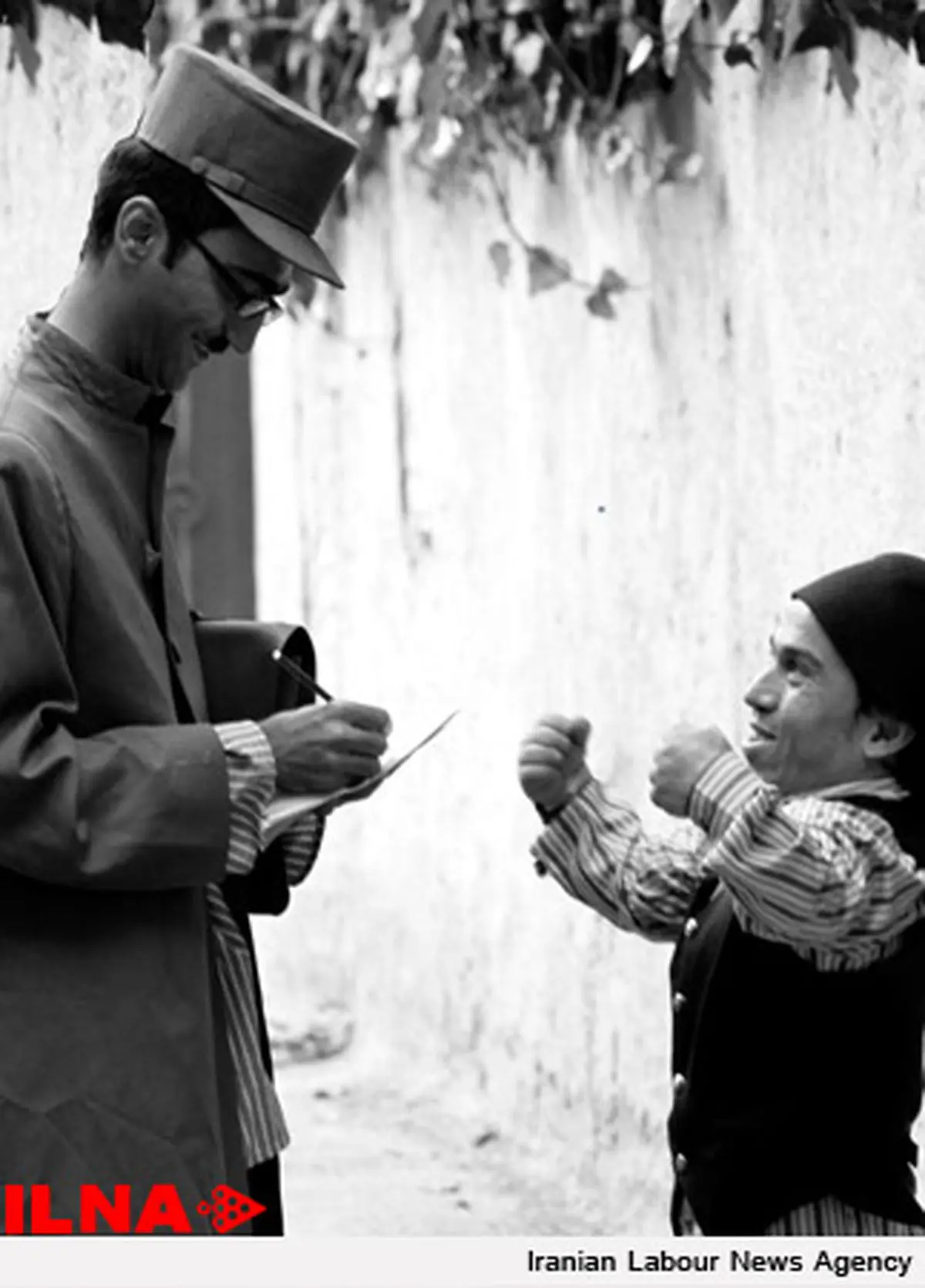 مستند شناسنامه نقد و بررسی میشود