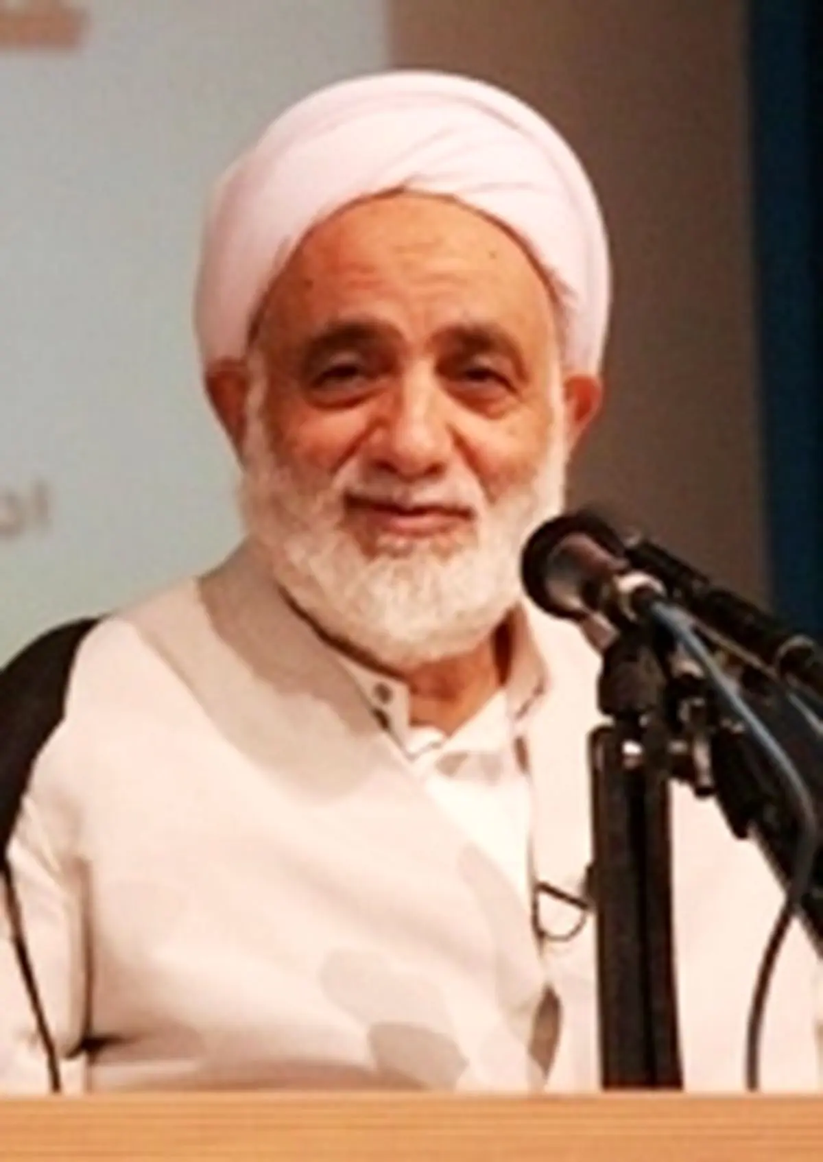 آراستگی معلم و رفاقت با دانش آموزان، موجب جذب آنان به نماز می‌شود