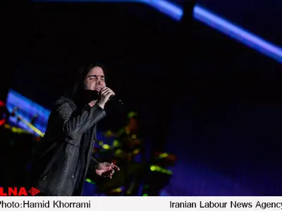 واکنش محسن یگانه به نشان دادن پرچم بحرین در کنسرتش + فیلم