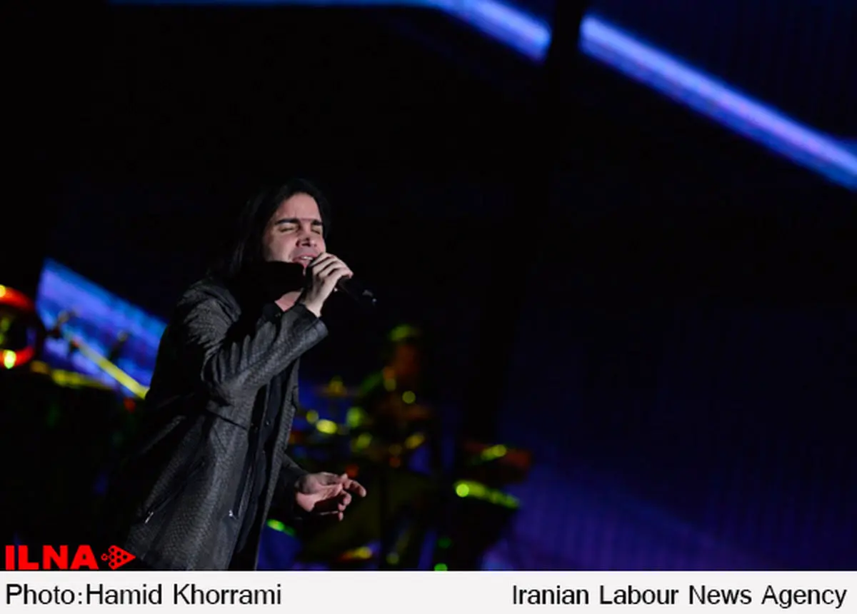 واکنش محسن یگانه به نشان دادن پرچم بحرین در کنسرتش + فیلم