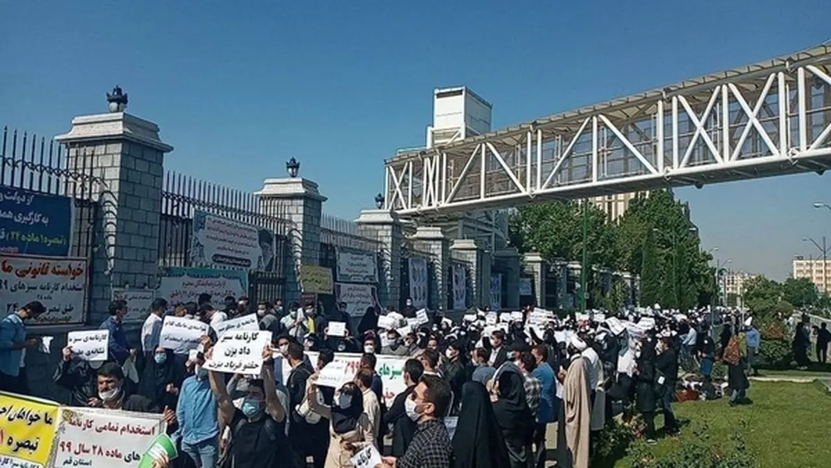 سومین روز از تجمعِ فرهنگیانِ «کارنامه سبز» مقابل مجلس/ خواستار استخدام هستیم