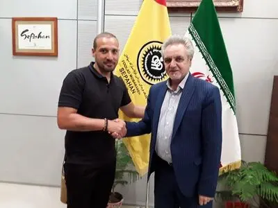 مربی سپاهان با طلایی‌پوشان تمدید کرد