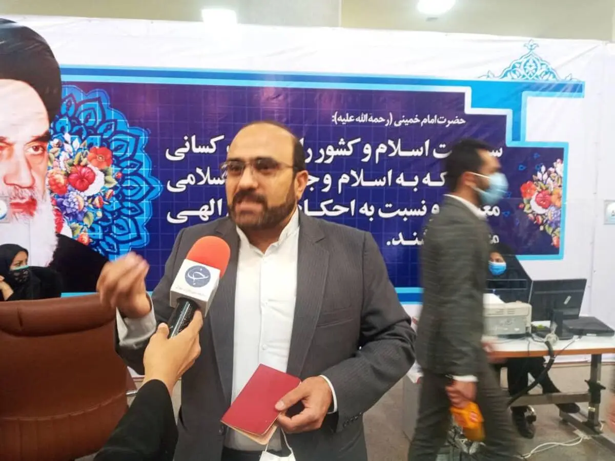 ثبت‌نام نامزد جریان سوم در انتخابات ریاست جمهوری/عزیزی: با مطالبه مردم آمده‌ام/شورای نگهبان به خواست مردم توجه کند/منافع یک گروه در مشارکت پایین است اما منافع ملی مشارکت بالا طلب می‌کند
