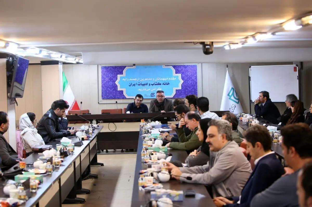 نشر فناورانه بازوی کمکی کتاب کاغذی است نه رقیب آن

