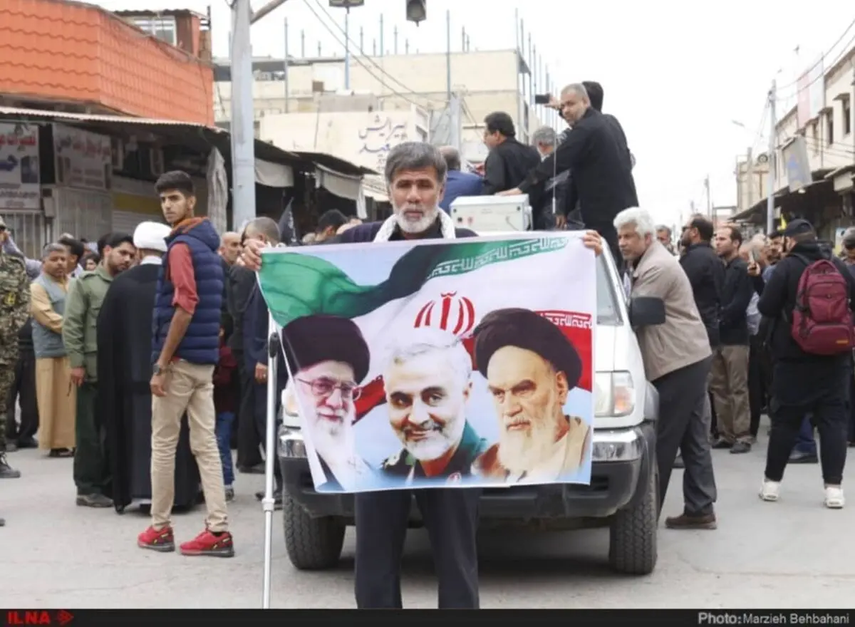 گزارش تصویری راهپیمایی نمازگزاران آبادانی در پی شهادت سپهبد شهید حاج قاسم سلیمانی