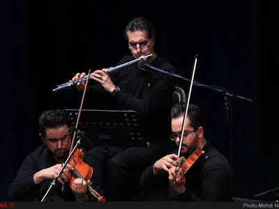درخشش گل نیلوفر آبی، جای خالی نمادهای فجر، یک سالن خلوت و مهدی جهانی