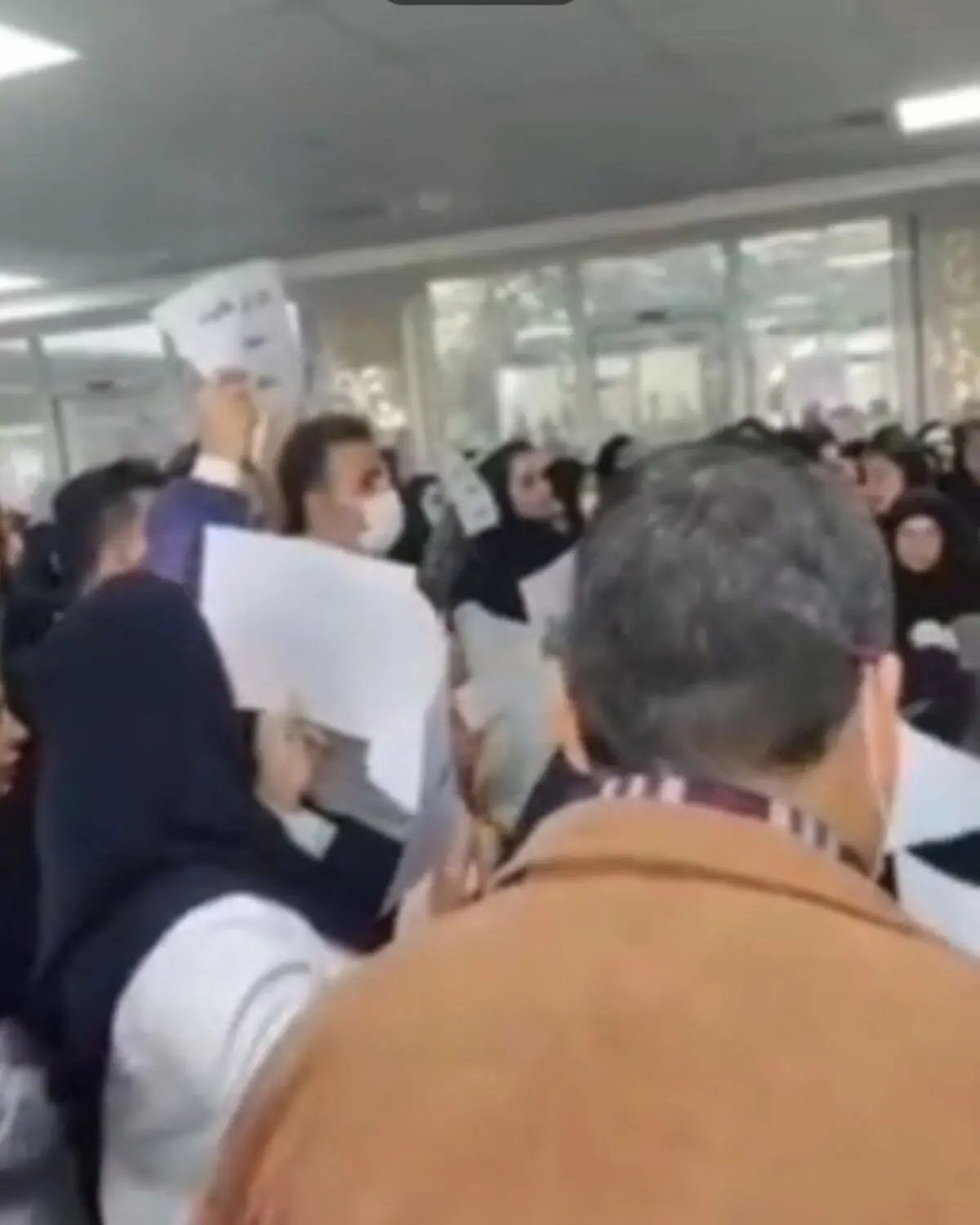 تجمع پرستاران بیمارستان قائم مشهد/ زندگی با این حقوق‌ها نمی‌چرخد 