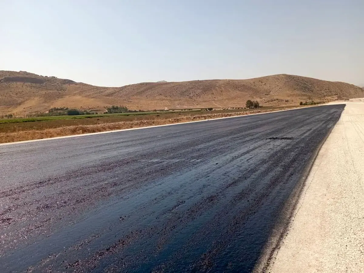 آغاز عملیات قیرپاشی و آسفالت محور اتصال صدرا به شیراز