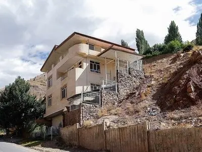 فیلم/ تصاویر باورنکردنی از ویلاسازی فرد مشهور در دل کوه‌های شمال تهران