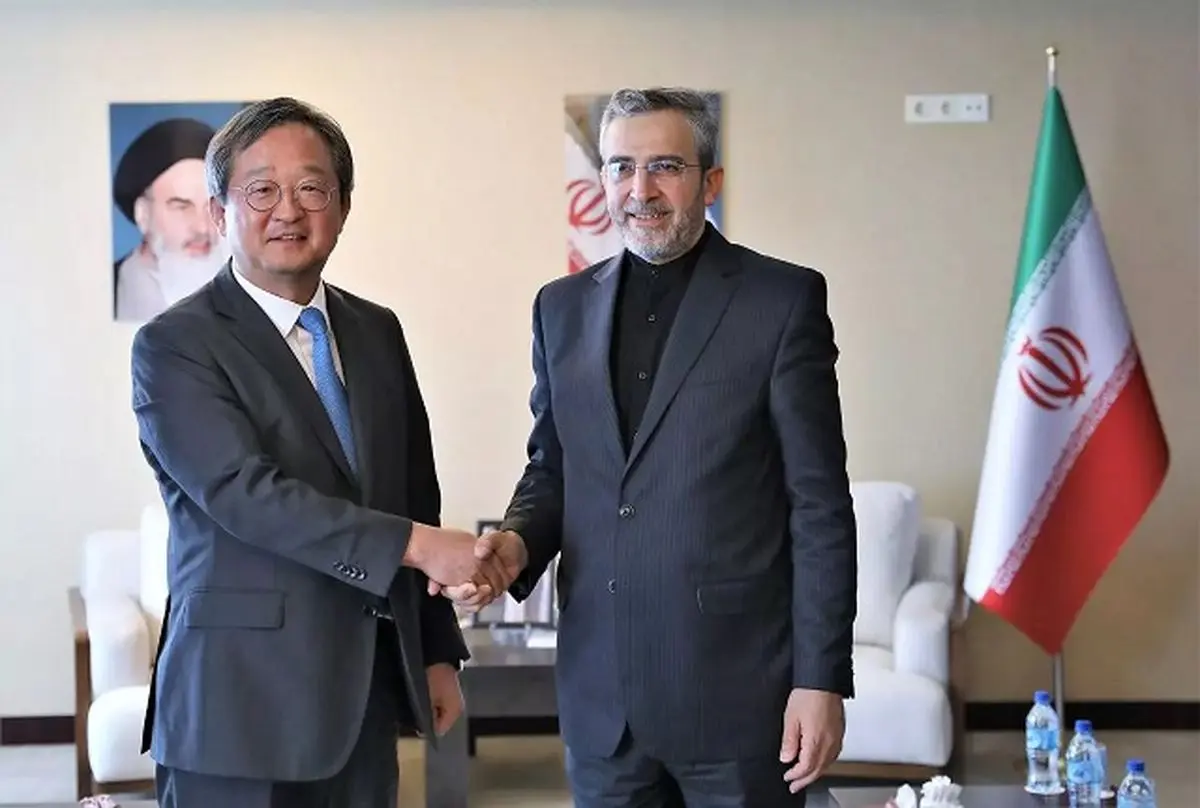 Iran’s acting FM meets with South Korean deputy FM on fringes of Tehran meeting