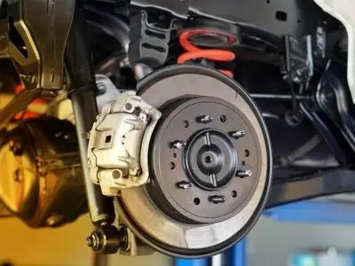 دلایل ضعیف شدن ترمز خودرو و راهحلهای کاربردی