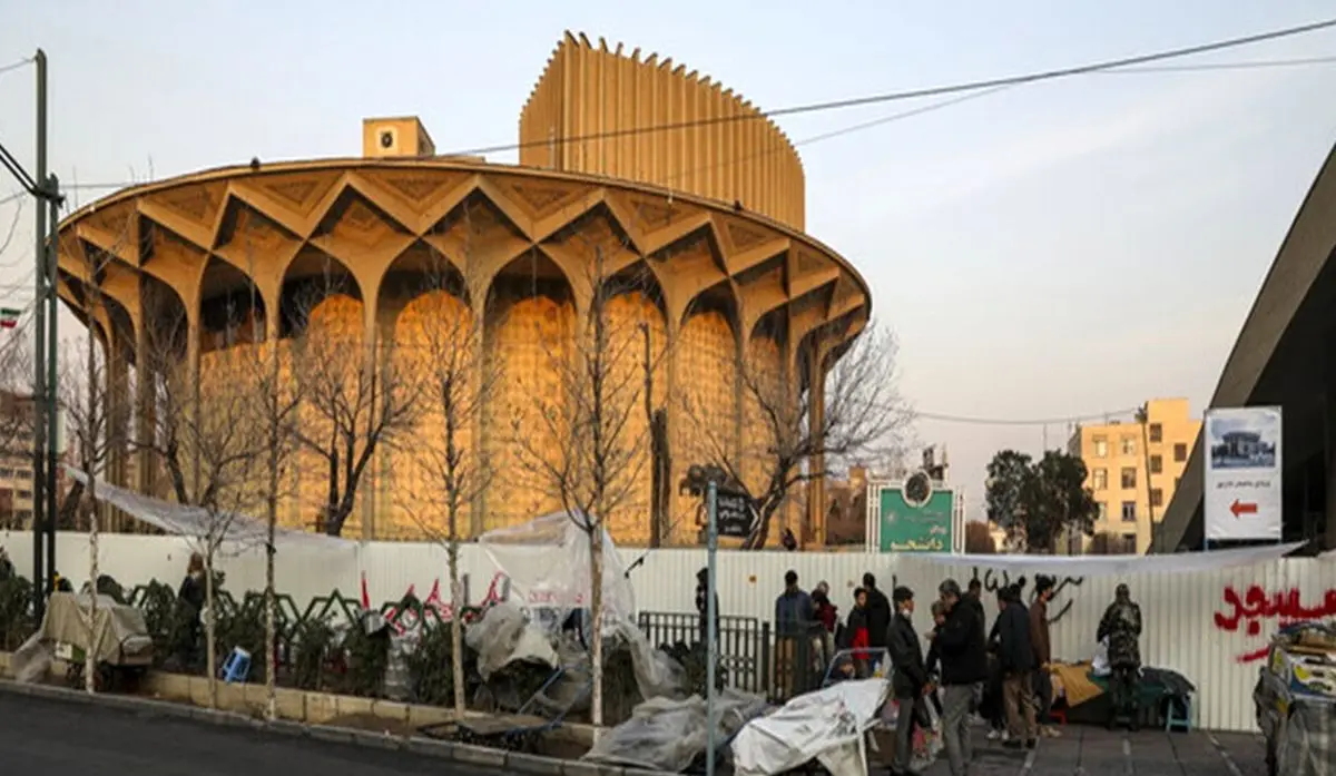 آغاز عملیات برداشت سازههای کارگاهی حریم مجموعه تئاترشهر