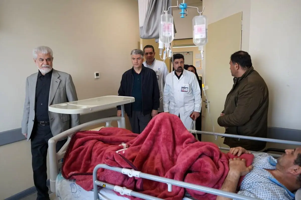 عیادت رئیس کمیسیون بهداشت با همراهی معاون درمان وزارت بهداشت از مجروحان جنگی در بیمارستان شهدای تجریش
