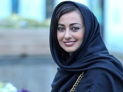 نفیسه روشن: من و سردار آزمون تنهایی بیرون نرفتیم/ ورزشکاران برخی از رشته‌ها برهنه‌تر از فوتبالیست‌ها هستند/ از طریق آشنایان دو بازیکن تیم ملی به ورزشگاه دعوت شدم
