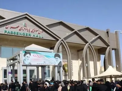 توقف و پارک خودرو در مسیرهای منتهی به شهر و پایانه مرزی مهران ممنوع است 